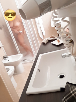 Moglie spiata in doccia