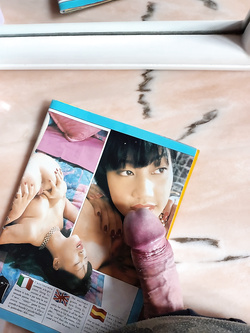 Io che mi sego guardando una rivista porno