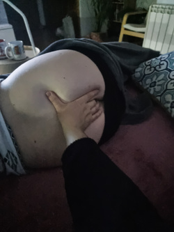 Mia moglie si fa sditalinare mentre guarda la TV