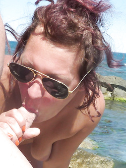 Con due ragazze in riva al mare