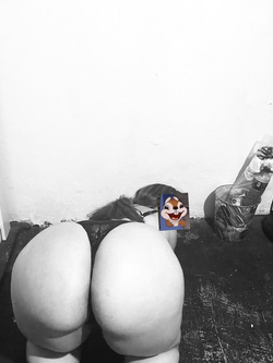 Giovanissima culona ha bisogno del cazzo