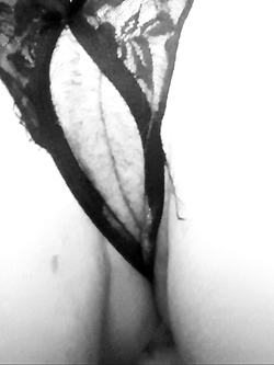 Quando sono sola in casa  mi diverto cosi