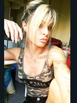 Tutte i selfie hot di Noemi Blonde