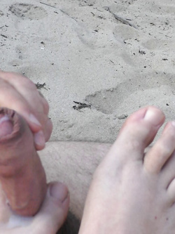 Sborro sui piedi di mia moglie