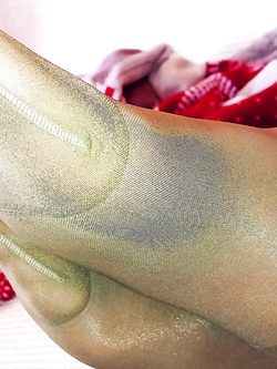 piedi e collant - feet and pantyhose