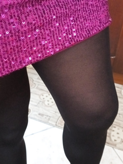 In minigonna e calze