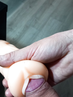 Mi sego con una finta vagina