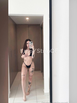 Laura Corti foto porno of