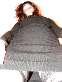 Lei senza mutandine e con la fica pelosa