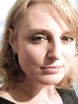 ALINA - PORCELLONA BIONDA ALLO SBANDO