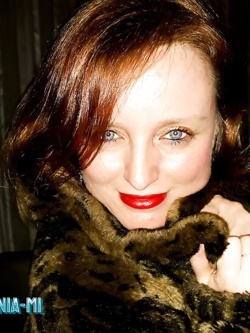 ALINA - PORCELLONA BIONDA ALLO SBANDO