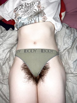 Esibizionista non depilata da 2 anni