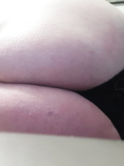 CULO ROSSO E CAPEZZOLI TIRATI