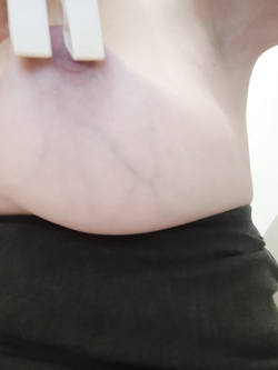 CULO ROSSO E CAPEZZOLI TIRATI