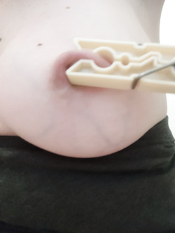 CULO ROSSO E CAPEZZOLI TIRATI