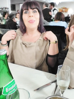 Tonia mangia sperma insieme alla figlia