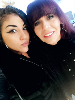 Tonia mangia sperma insieme alla figlia