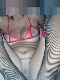 si masturba davanti a me ...