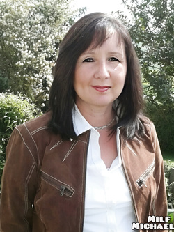 I rifugiati africani scopano Michaela in tutti i buchi