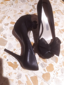 Alessandra mi vende le sue scarpe!