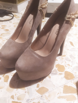 Ilaria la puttanella e le sue scarpe!