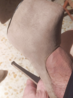 Ilaria la puttanella e le sue scarpe!