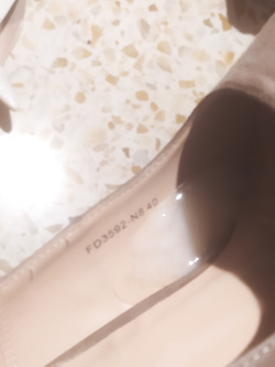 Ilaria la puttanella e le sue scarpe!