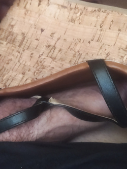 Mi sbatto le zeppe e sborro!