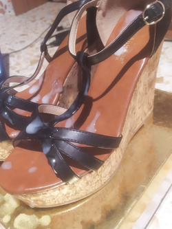 Mi sbatto le zeppe e sborro!