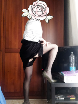 Segretaria porca pronta per leccare fighe e cazzi