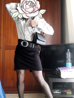 Segretaria porca pronta per leccare fighe e cazzi