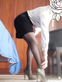 Segretaria porca pronta per leccare fighe e cazzi