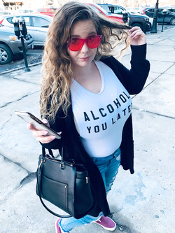 La troia del college ama mostrare le sue grandi tette