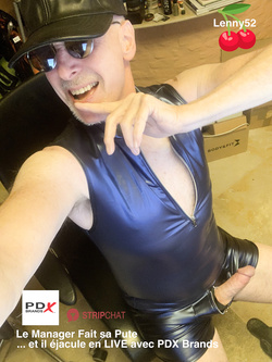 Il capo si comporta come una puttana, una troia...