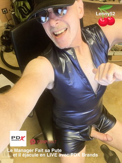 Il capo si comporta come una puttana, una troia...