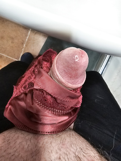 Mia moglie + io che mi scopo il suo intimo di nascosto