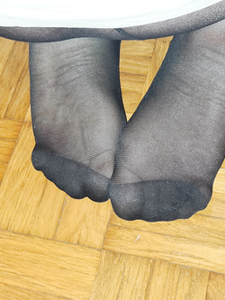 I miei sexy piedi in calze nere