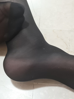 Culo e piedi sexy in calze nere