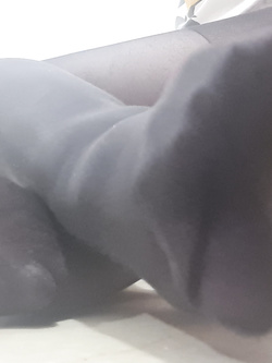 Culo e piedi sexy in calze nere