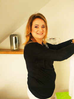 Bellissima cagnolina italo-polacca allarga le zampe prima d