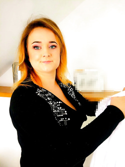 Bellissima cagnolina italo-polacca allarga le zampe prima d