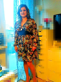 la cagnolina di casa mostra la sua figa pelosa e le sue tett