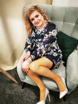 una fantastica cagnolina domestica mostra la sua figa pelosa