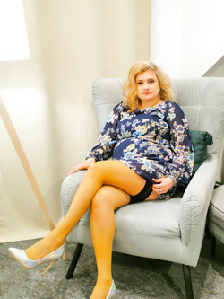 una fantastica cagnolina domestica mostra la sua figa pelosa