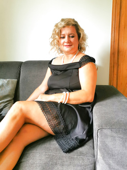 Una bella ragazza sottomessa italo-polacca allarga le gambe