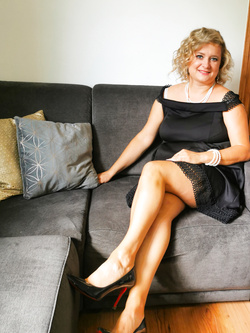 Una bella ragazza sottomessa italo-polacca allarga le gambe