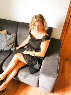 Una bella ragazza sottomessa italo-polacca allarga le gambe