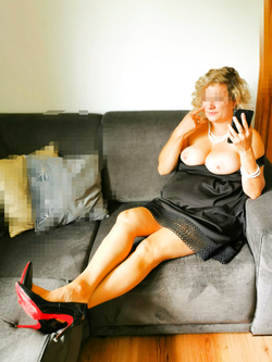 Una bella ragazza sottomessa italo-polacca allarga le gambe