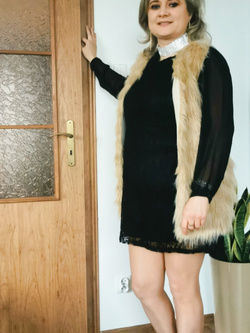 bella ragazza sottomessa italo-polacca allarga le gambe