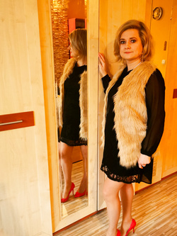 bella ragazza sottomessa italo-polacca allarga le gambe